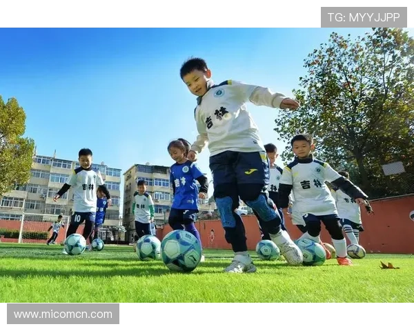 年青帅气的足球明星如何在绿茵场上展现个人魅力与团队精神